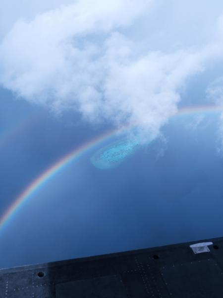 水上飛行機からの眺め（美しいサンゴの島と虹）