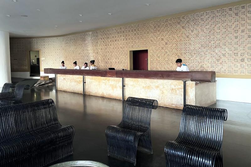 フロントデスクもオープンエア