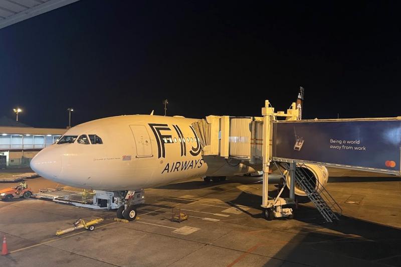今回私はフィジーまで成田空港から直行便が出ているフィジーエアウェイズを利用し、フィジーの玄関口・ナンディ空港に到着しました！ 今回の視察は5月でしたが、この時期のフィジーは乾期の始まりで湿度も低く、朝晩は涼しいのでとても過ごしやすいです。ちなみにフィジー入国には、ビザは不要です（2024年5月時点）。