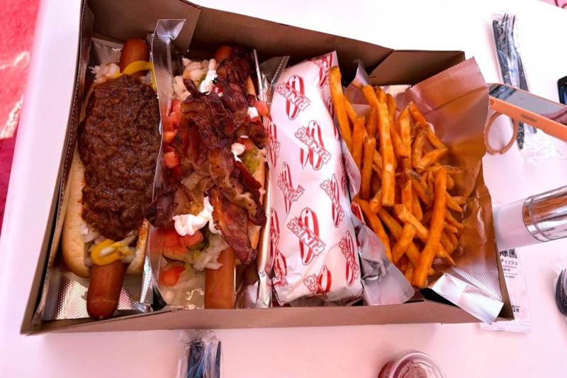 Pink's Hot Dogsのホットドッグ。チリソースの味がいい！ポテトはさすがに多かった