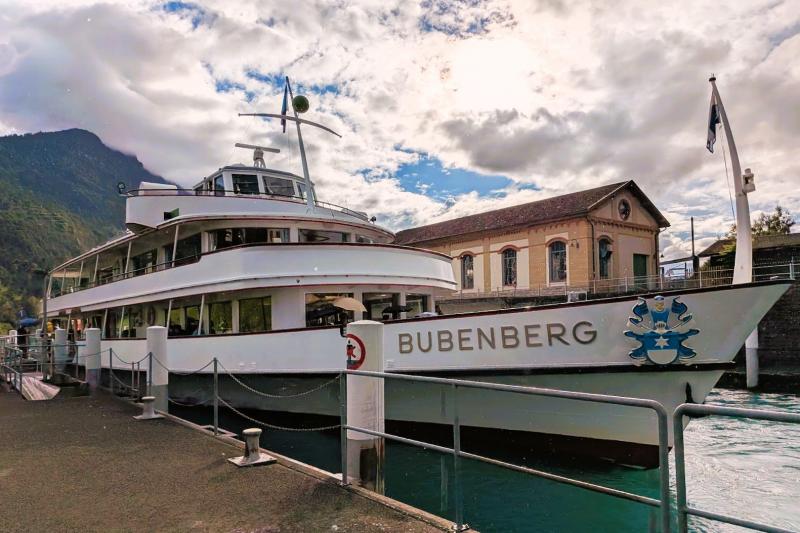 ウェスト駅の裏側、線路を渡ると船乗り場が見えてきます
