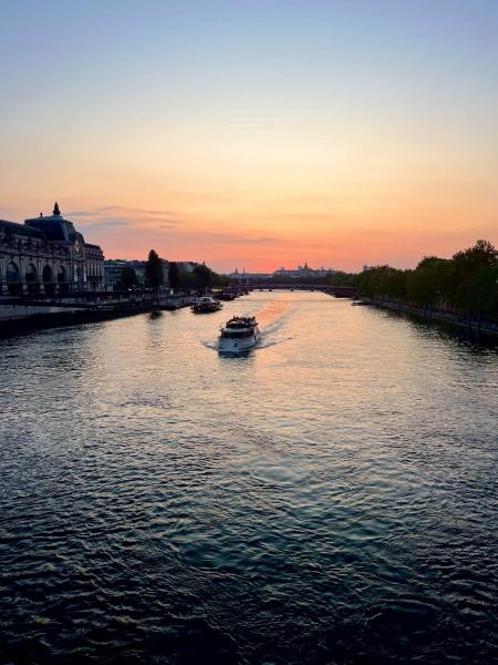 フランスのセーヌ川の夕焼けで