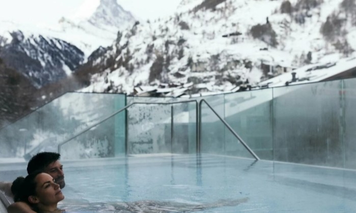 ツェルマット「ホテル ラ クロンヌ」の屋外プール（写真：©Hotel La Couronne）