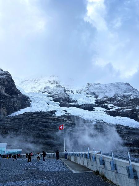 アイガーグレッチャー駅から望むアイガー氷河