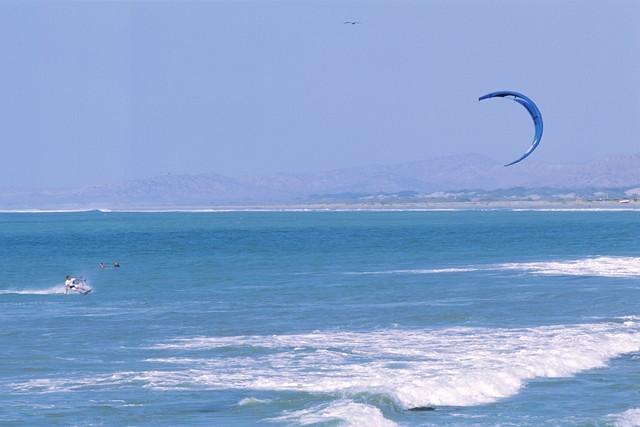 風を切るカイトサーイフィン。多彩なマリンアクティビティも有名です