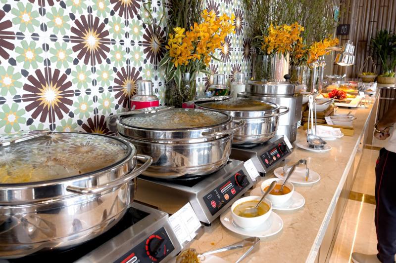 朝食のビュッフェ