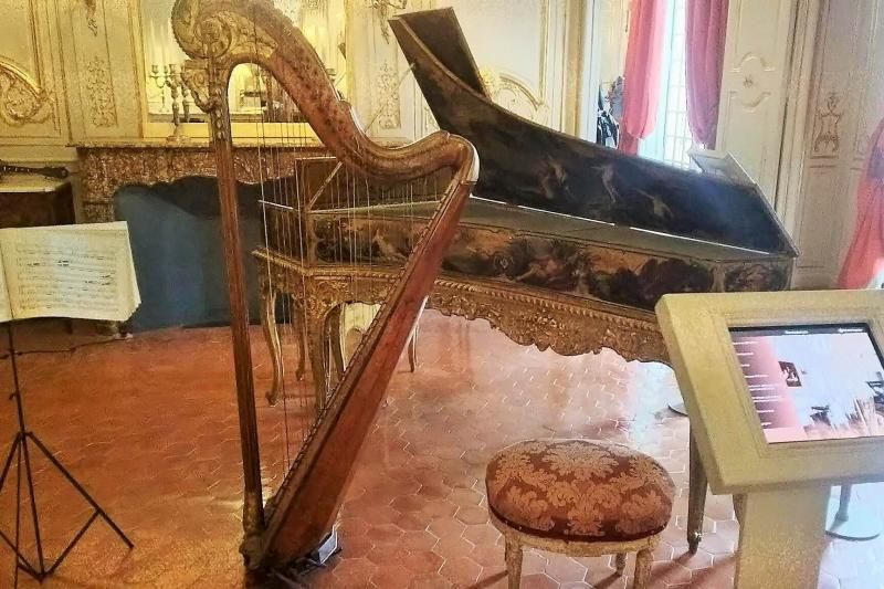 『ミュージックルーム』楽器は当時のハイソサエティー（上流社会）のステータスのひとつとして重要だったそう。18世紀の美しい装飾が施された楽器のコレクション