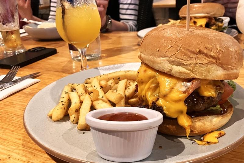 ボリューム満点のハンバーガー