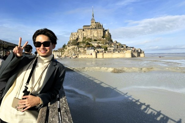 慣れないパリで最初にツアーを入れたのは大正解でした！ 日本の方ばかりで安心できました。モンサンミッシェルは想像の数百倍感動で、帰り道は何度も振り返りながら名残を惜しみました（写真：モンサンミッシェルをバックに）。実は子どもにスリに遭いかけましたが、森本さんに教えていただいた対策のおかげで無事でした（笑）。