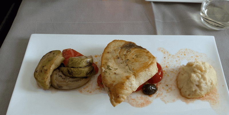 成田便のメイン料理（白身魚）