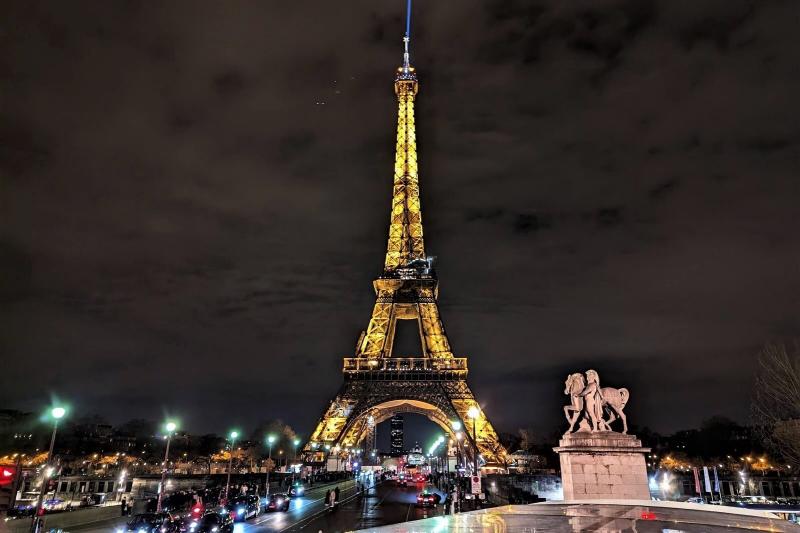 パリの夜にひときわ輝くエッフェル塔