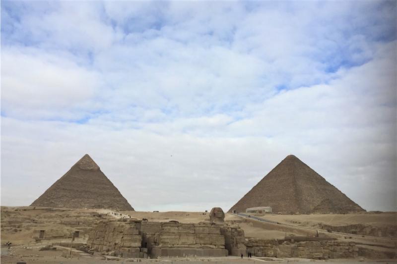 カフラー王（左）とクフ王（右）のピラミッド、手前がスフィンクス