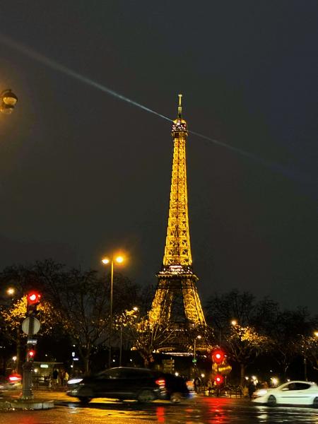 夜のエッフェル塔（パリ）