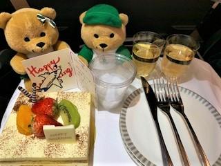 シンガポール航空を利用してモルディブへ。機内食の後にCAさんからケーキとスパークリングワインのサプライズ！