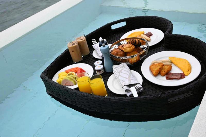 お部屋のプールでフローティングブレックファスト体験も！