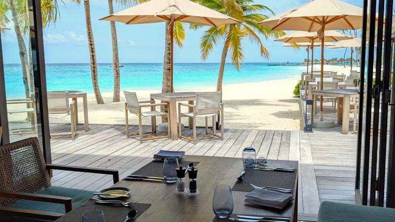 オープンエアの室内と室外の席があります