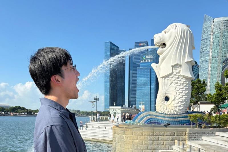 到着時間が早かったので、ホテルに一旦荷物を預けた後、マーライオン公園へ。お決まりのポーズで！ 