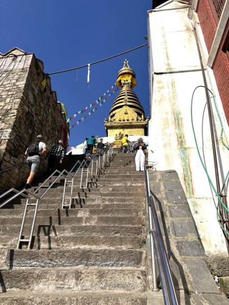 遊覧飛行の後は、スワヤンプナート寺院へ。400段もある階段