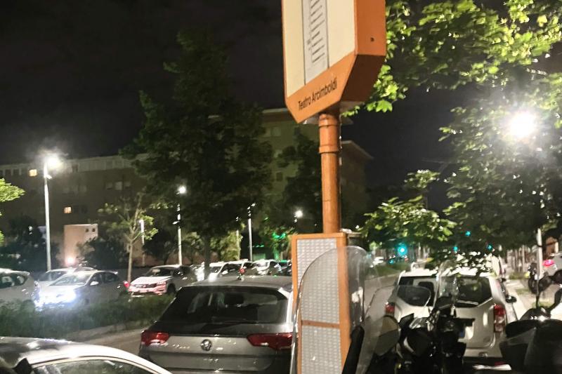 夜のミラノのバス停周辺の様子