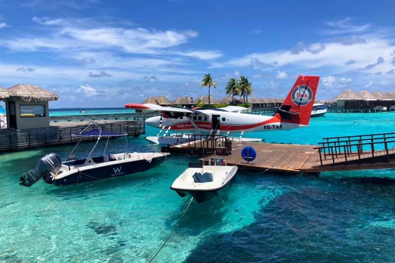 エジプトの次はモルディブへ。マーレ空港から水上飛行機で移動。キャプテンたちは半袖半ズボンの制服に裸足で、ワイルドに操縦！