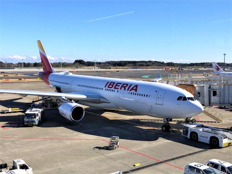 イベリア航空（A330-200型機）にて。成田からマドリード行きの直行便で出発！