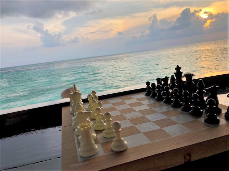 夕日を眺めながらチェス