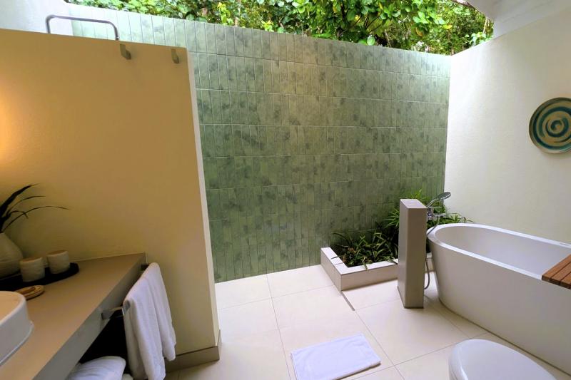 トイレも含めバスルームは屋外ですが、屋根は全体にあります