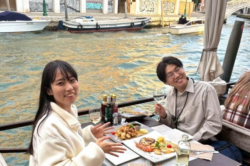 ベネチアにある運河沿いのレストランにて