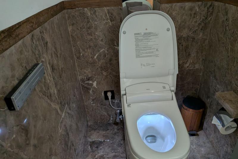 トイレには最新式のウォシュレットも付いていました