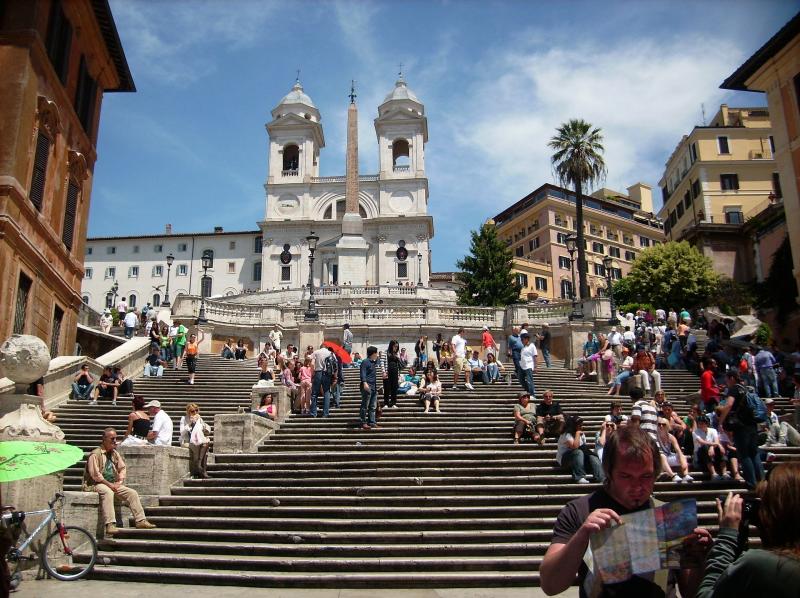 【スペイン広場】映画『ローマの休日』の名シーンで知られるローマの中心地。階段の上からローマの街並みを見下ろすことができます。周辺にはジェラート屋さんが何軒も。また、広場の目の前には、ハイブランドが軒を連ねるコンドッティ通りが伸び、ショッピングを楽しむこともできます。
