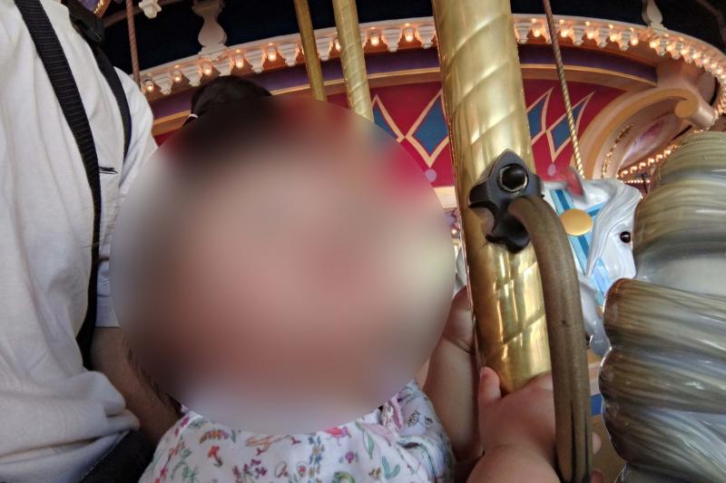 人生はじめてのメリーゴーランド！ お父さんと一緒に♪