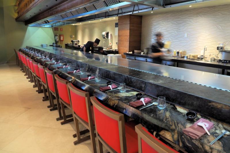 アジアンフュージョン、鉄板料理を提供する「ムーンゲート（The Moongate）」