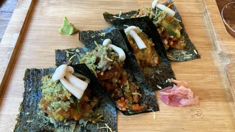 SUSHIレストランのタコス手巻き。ロゼワインに合いました