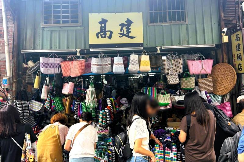 迪化街にある髙建桶店は漁師網バックなどの品揃えが豊富で、たくさんの人でにぎわっていました