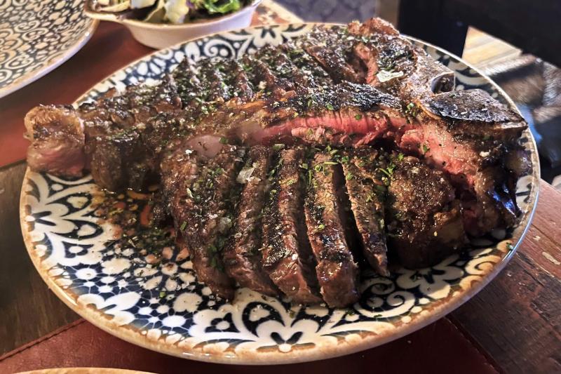 フィレンツェ伝統的な調理法でつくってもらったステーキ。注文後に調理前の塊肉を持ってきた時のインパクトが忘れられません