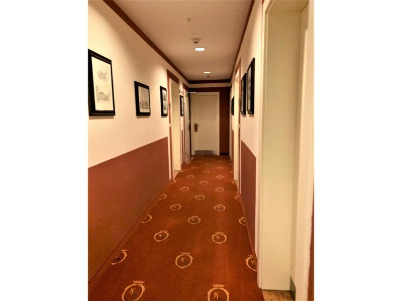 赤い絨毯（じゅうたん）がかわいい廊下