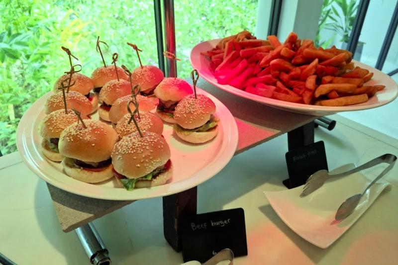 ボリューム満点のハンバーガー&ポテト