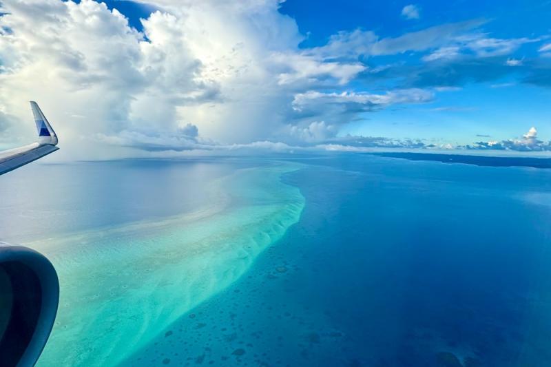 チャイナエアラインから見下ろしたパラオの美しい海