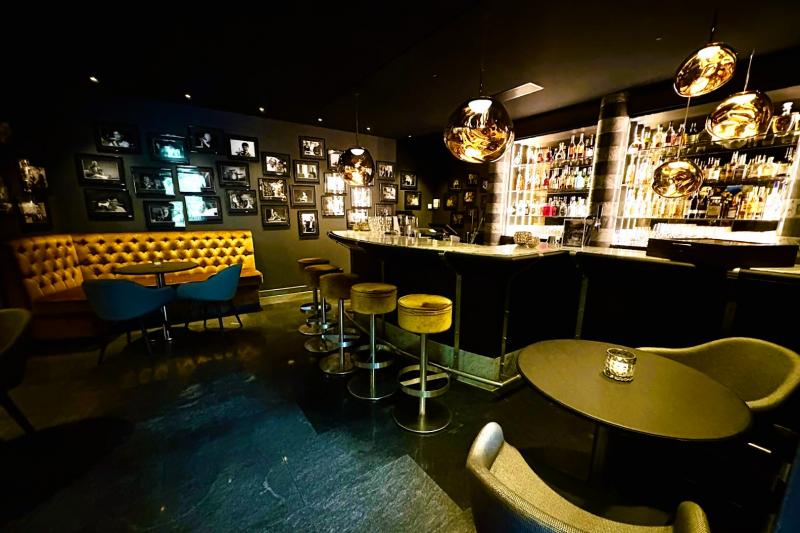 シックでモダンな雰囲気のバー