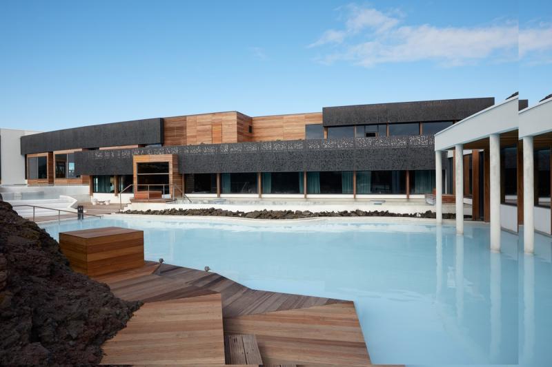 リトリート ホテル（アイスランド）アイスランドの人気観光スポットといえば、青味がかった乳白色のお湯をたたえる広大な温泉「ブルーラグーン」。そのブルーラグーンに隣接して建つホテルです。2階建ての建物にモダンで上品なインテリアのスイートが62室があり、なかには専用ラグーンのあるお部屋も。大自然の中で日常を忘れてお過ごしいただけます。《❷》
