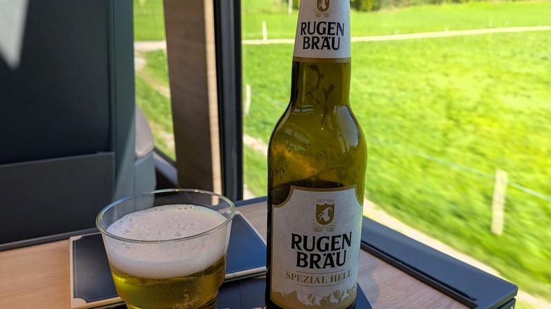 絶景を見ながらご当地ビールを楽しみます