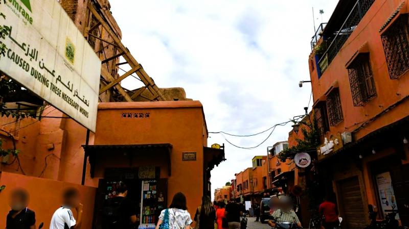 リヤド前の道。左側の一番高い茶色の壁がラ スルタナ マラケシュの門です