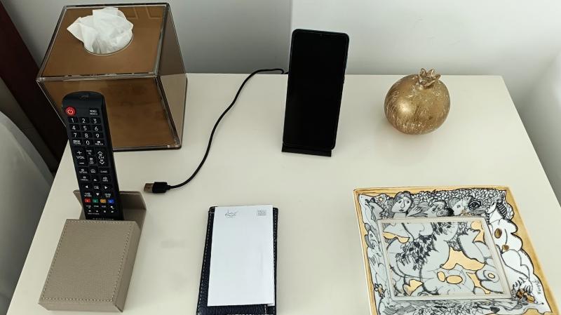 各お部屋に現地で使えるスマートフォンの貸し出しがあります