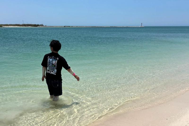 泥パック後、水のきれいなエリアに移動し、洗い流します