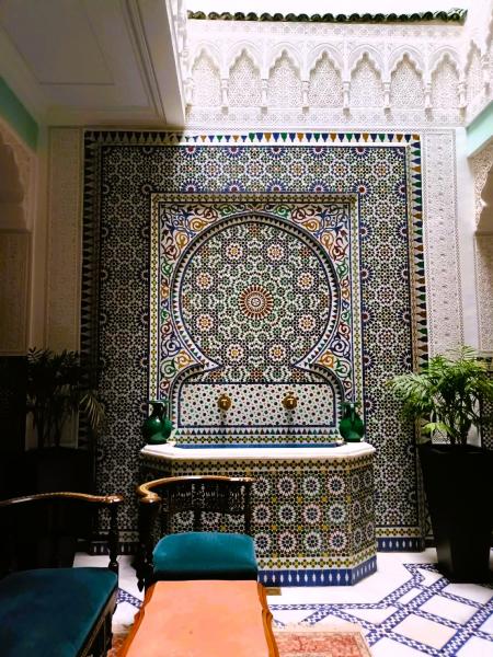 ホテル内のジム近くのパティオ。ゼリージュ装飾の水場