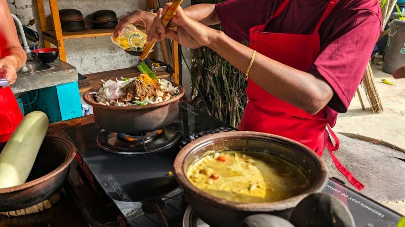 スリランカカレー用の鍋ワランで煮込みます