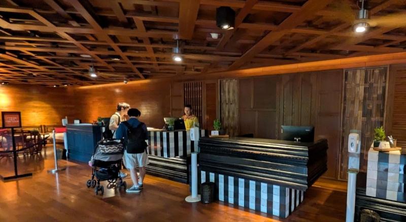 すてきな笑顔で対応してくれるチェックインカウンターのスタッフ