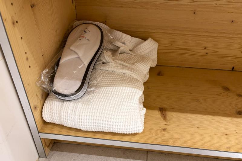 シンクの下にバスローブとスリッパがありました