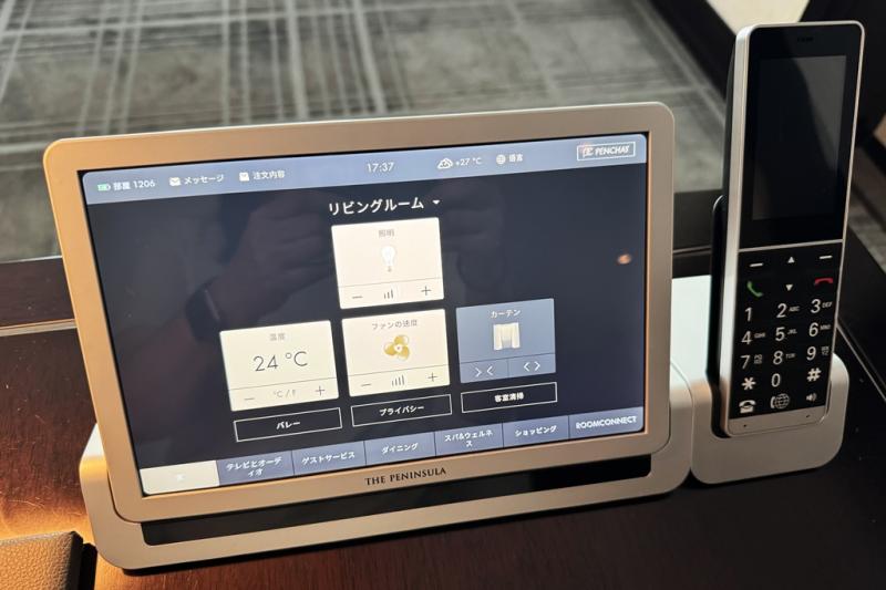 デスクの上のタブレットから照明や室温を調整