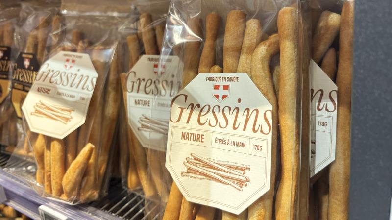 生ハム巻き巻きする棒です（グリッシーニ）。イタリアが本場ですが、隣接しているから食文化も似ています